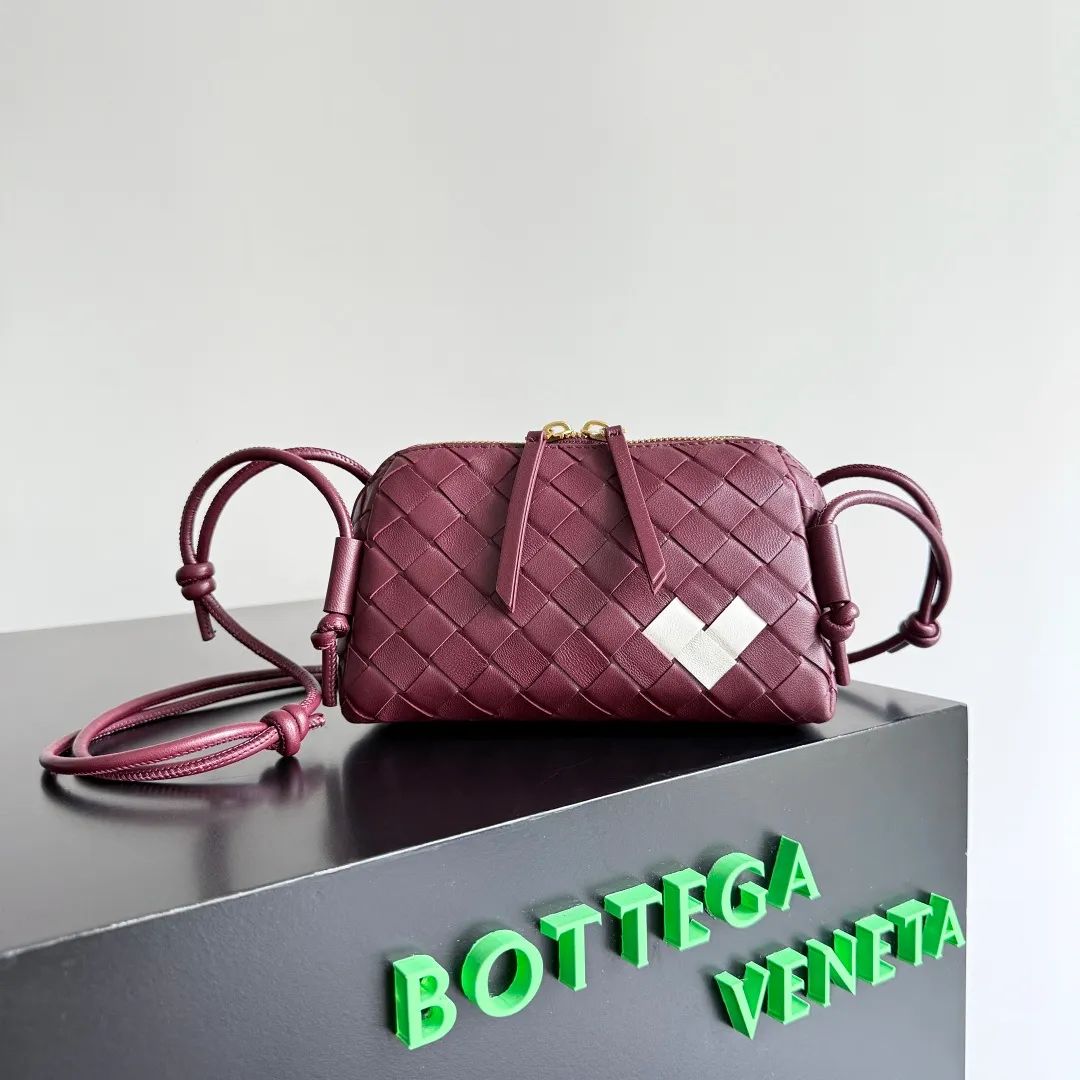 Batch 1260 BV new mini bag ceiling Bottegaveneta new Concert Pouch bag is small and has a large capacity. It can hold a Pro max mobile phone. The shoulder strap is adjustable for cross-body carry. It is very cost-effective when carried on one shoulder. The latest small bag in autumn has a lot of capacity. It can hold 4 short clips. I also tried it and it can hold one of my fists. It is cute, the capacity is touching and the length of the shoulder strap is adjustable for daily commuting. Full score 10 #bv woven bag Style number: 794258 Size: 18.5*11.5*8.5cm